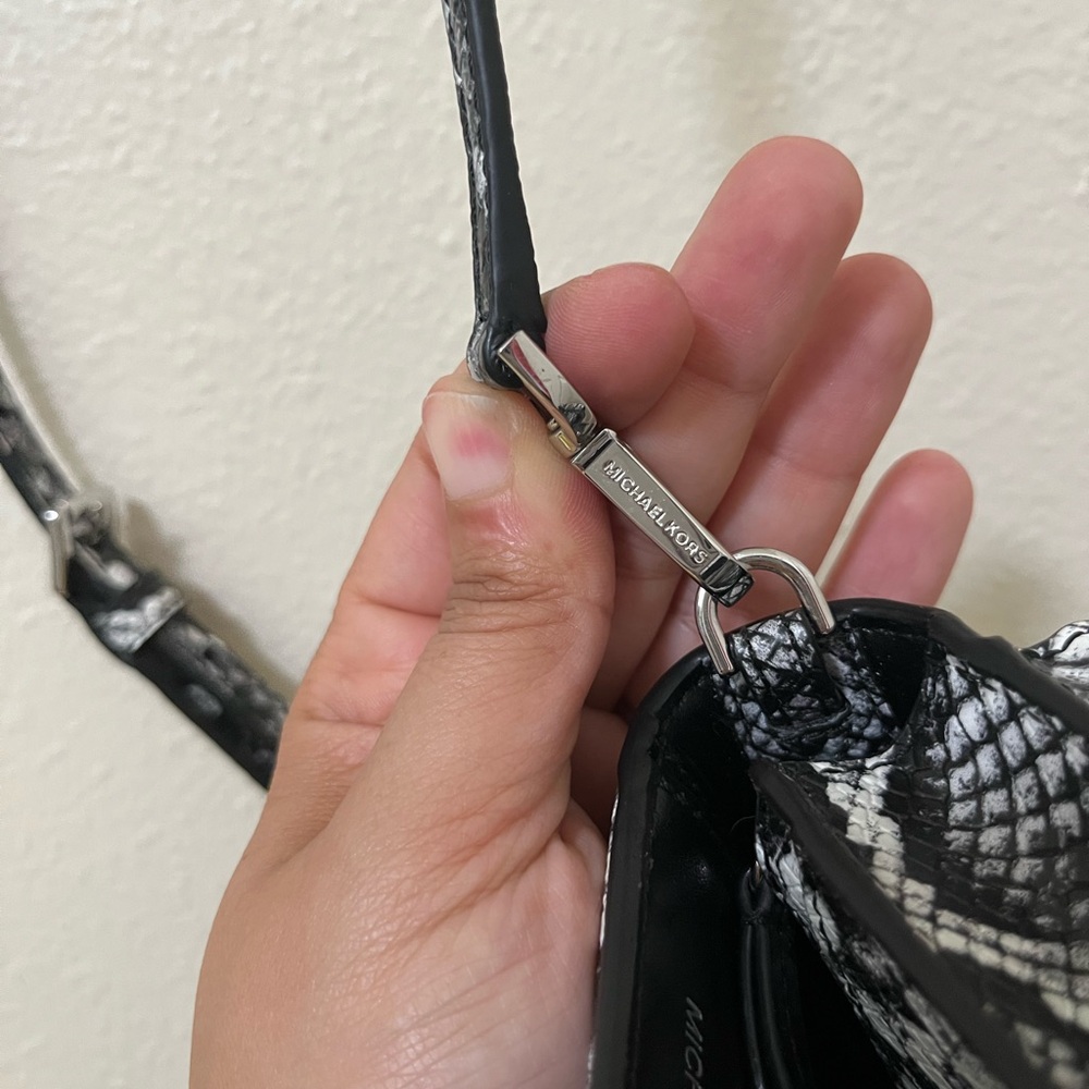 •MICHAEL KORS• Jet Set Charm Small Phone Crossbody Black White Grey Card Slots - Picture 9 of 16